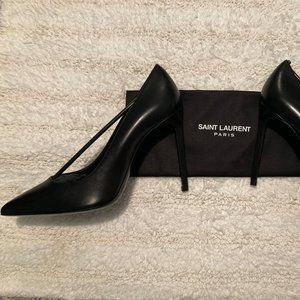 Black pump shoes